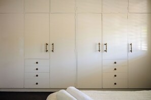 3 室のベッドルーム、アイロン / アイロン台、WiFi (無料)、ベッドシーツ