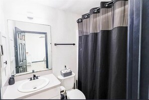 Hårtork, handdukar, tvål och schampo