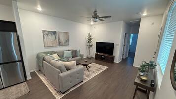 Smart-TV, videospill, bøker og stereoanlegg