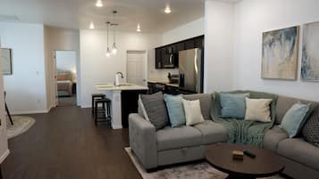 Smart-TV, videospill, bøker og stereoanlegg