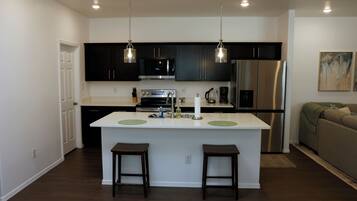 Kjøleskap, mikrobølgeovn, ovn og kokeplater