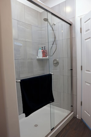 Douche, séchoir à cheveux, serviettes fournies, savon