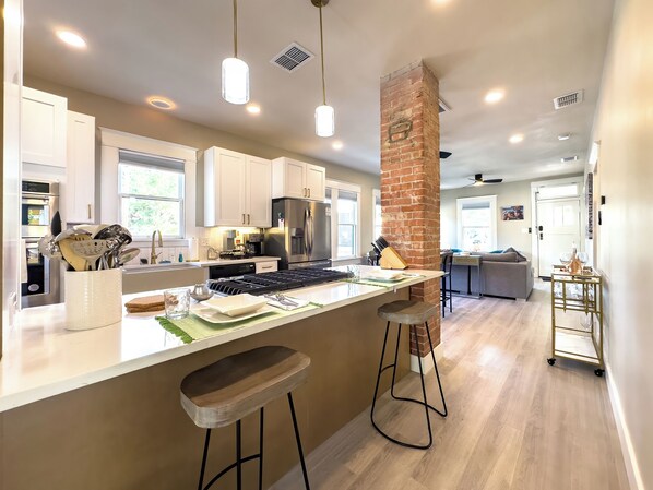 Microondas, horno, parrilla de estufa y lavavajillas 