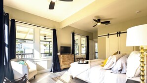 A spacious room with a bed, a TV, and a ceiling fan. - King William Charm 2-bedroom house in welcoming San Antonio with AC (San Antonio)