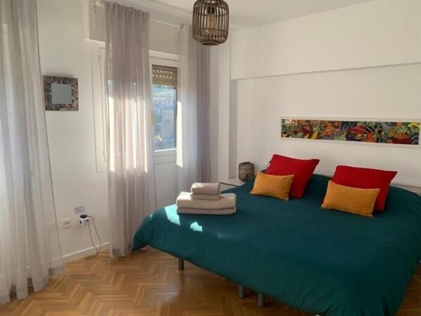 3 عدّة غرف نوم ومكواة/لوح كي وخدمة الإنترنت وملاءات أسرّة