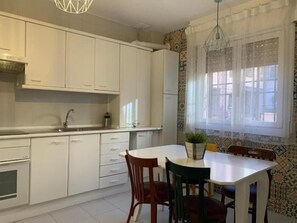 ثلاجة، ميكروويف، فرن، ماكينة لصنع القهوة/الشاي