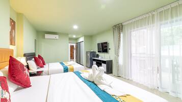 Quarto duplo superior, várias camas, vista para o jardim | Roupas de cama premium, edredons de pluma, camas com colchões pillow-top