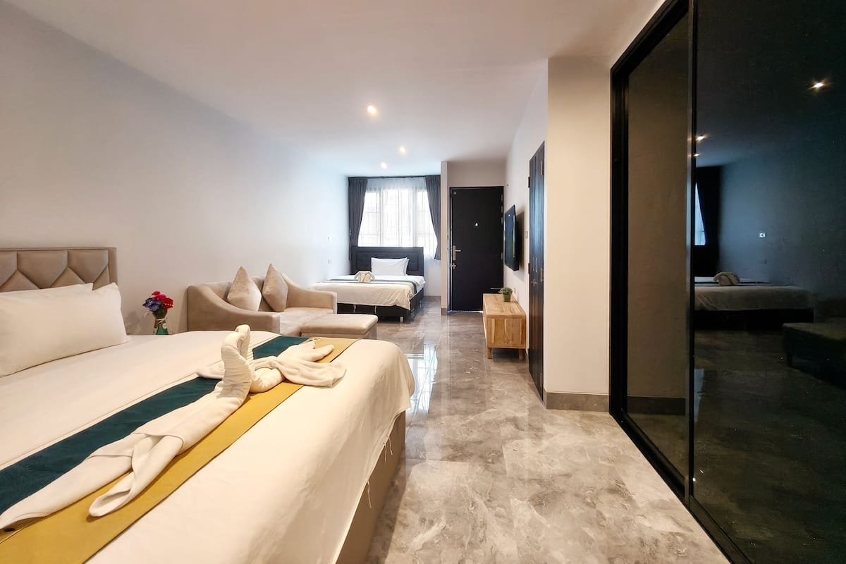 Suite, Garden View | In-room safe, blackout drapes, free WiFi