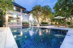 Una piscina al aire libre