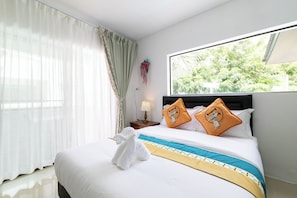 Familie suite, balkon, uitzicht op tuin | Luxe beddengoed, donsdekens, pillowtop-bedden, een kluis op de kamer