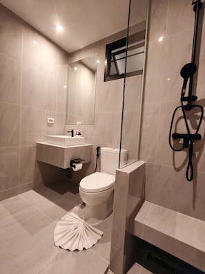 Suite, Garden View | Bathroom | Shower, free toiletries, hair dryer, slippers