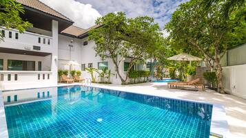 Una piscina al aire libre