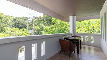 Suíte família, sacada, vista para o jardim | Terraço/pátio