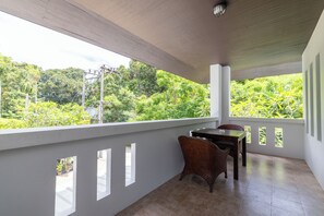 Familjesvit - balkong - utsikt mot trädgården | Terrass/Patio