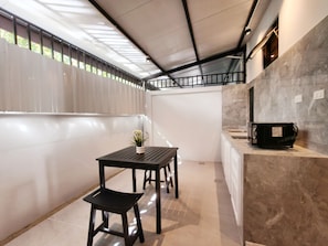 Suite, Garden View | Private kitchen | Fridge, microwave, stovetop, cookware/dishes/utensils