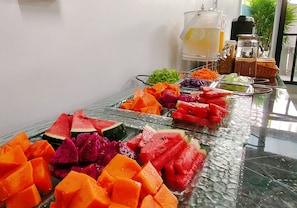 Frokost med lokale retter er inkludert hver dag