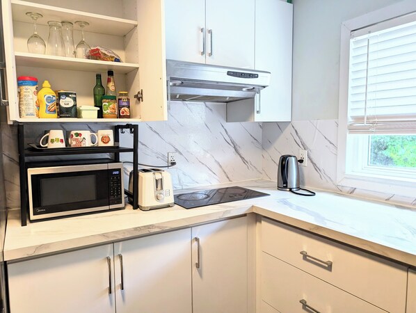 Four à micro-ondes, surface de cuisson