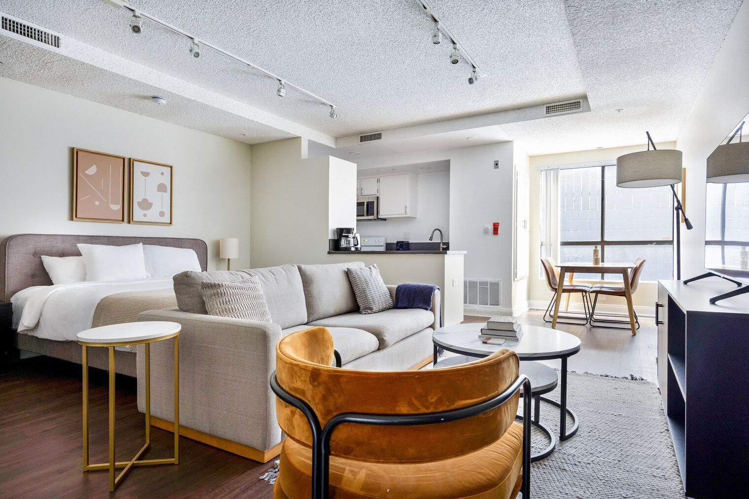 Una televisión, un reproductor estéreo