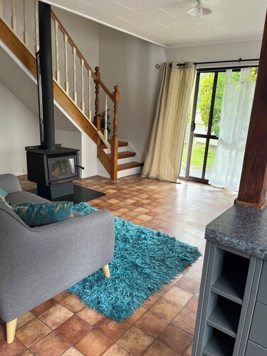 Rustic Cottage - Walk or Bike to Lake Whakamaru, Waikato River Trails or Dairy. 