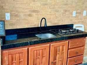 Villa | Cocina privada | Refrigerador con congelador, microondas, horno y parrilla de estufa 