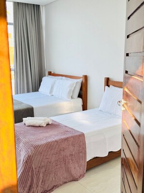 Villa | Escritorio, espacio para trabajar con un portátil, cortinas opacas