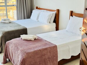 Villa | Escritorio, espacio para trabajar con laptop y cortinas blackout