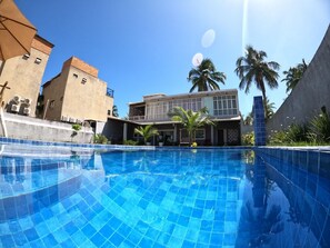 Villa | Piscina | Una piscina al aire libre