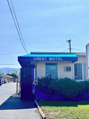 Front of property - Crest Motel (Corona)
