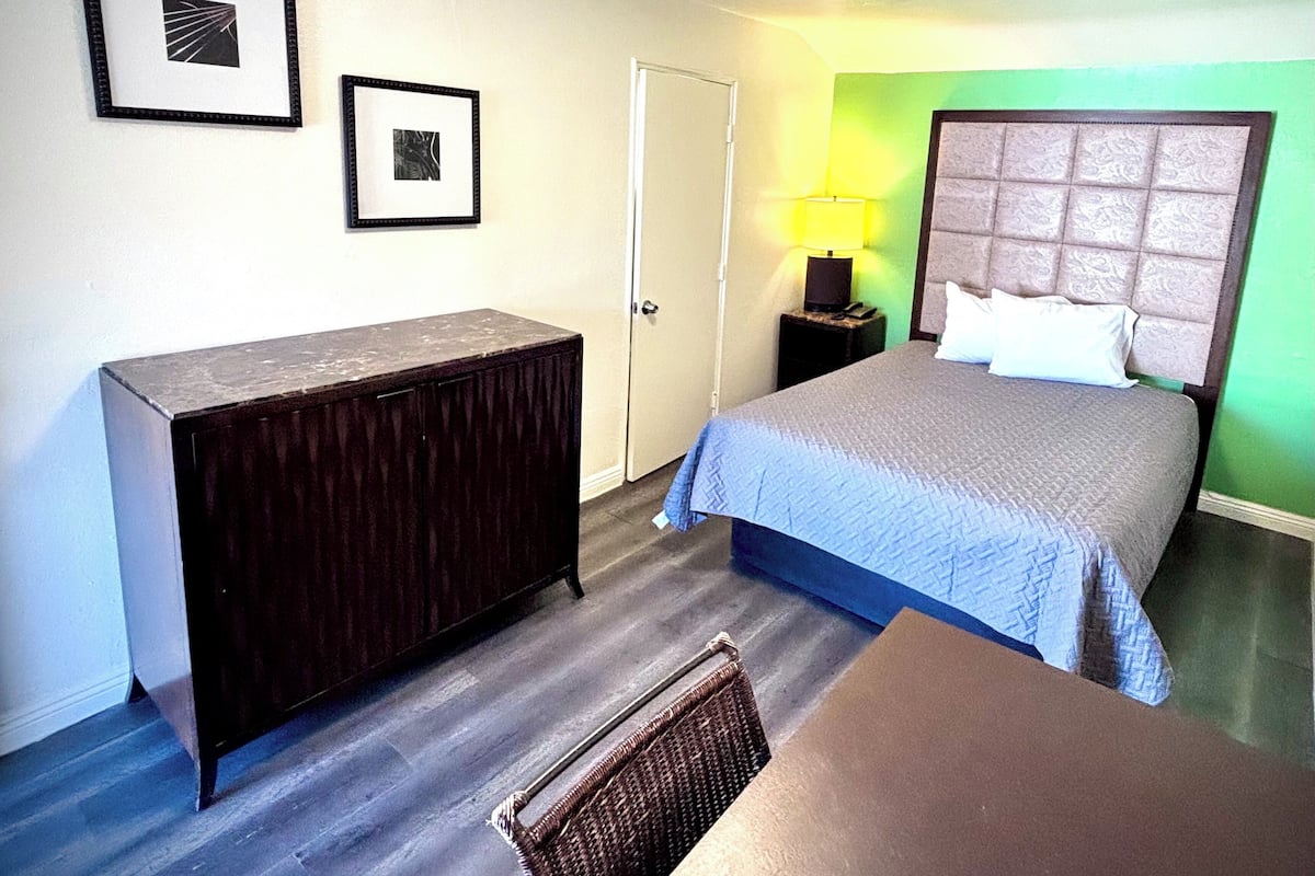 Standard Room, 1 Queen Bed, Private Bathroom | In-room safe, desk, laptop workspace, blackout drapes