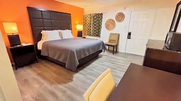 Standard Room, 1 King Bed, Non Smoking, Private Bathroom | In-room safe, desk, laptop workspace, blackout drapes