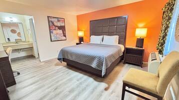 Standard Room, 1 King Bed, Non Smoking, Private Bathroom | In-room safe, desk, laptop workspace, blackout curtains