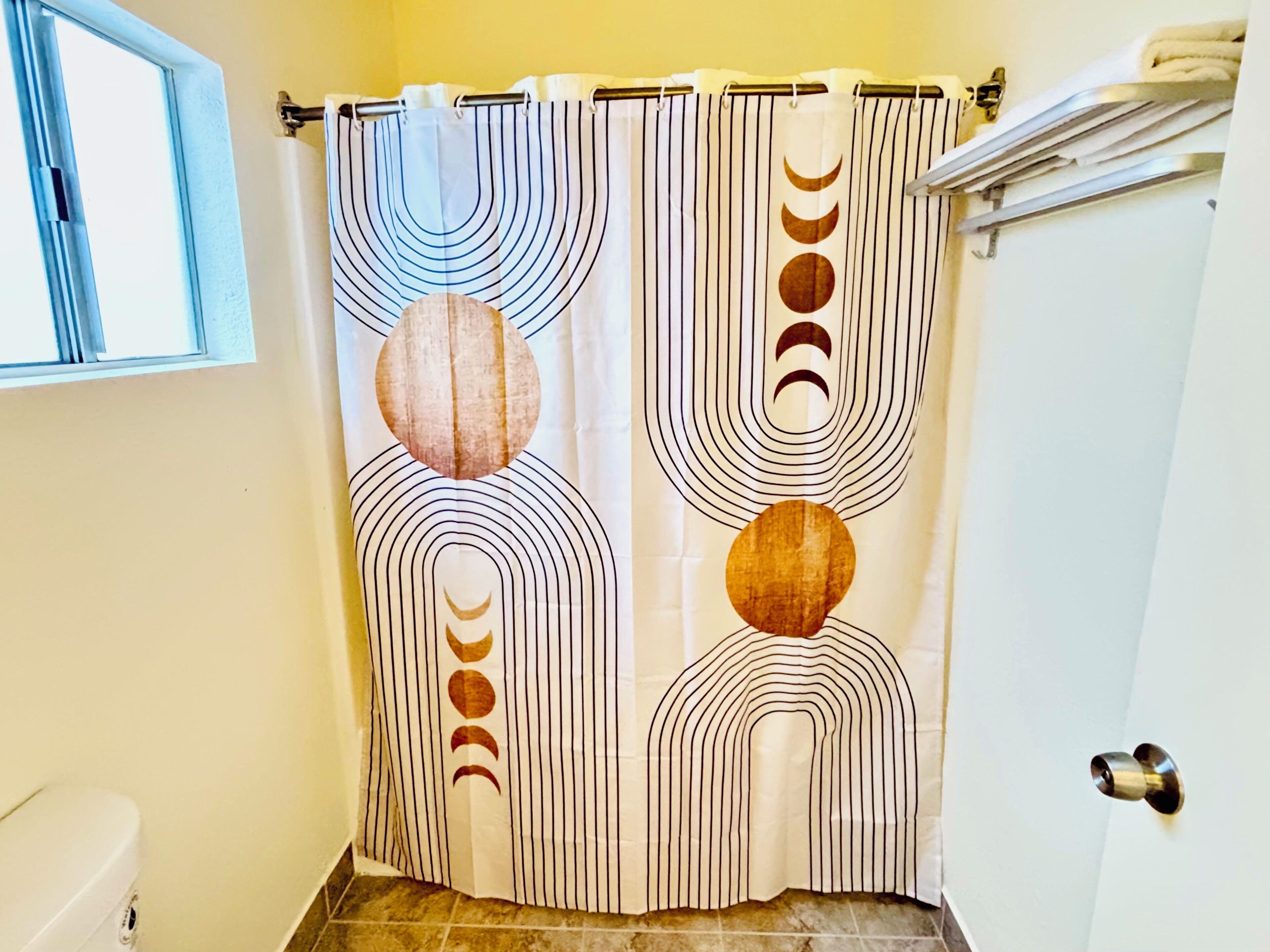 Deluxe Room, 1 King Bed, Non Smoking, Private Bathroom | Bathroom | Towels, soap, shampoo, toilet paper