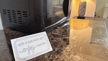 Deluxe Room, 1 King Bed, Non Smoking, Private Bathroom | Microwave