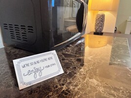 Deluxe Room, 1 King Bed, Non Smoking, Private Bathroom | Microwave