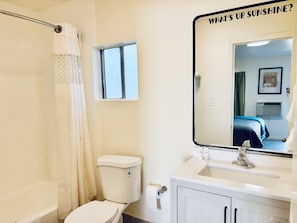 Kamar Standar, 1 Tempat Tidur King, Bebas Asap Rokok, kamar mandi pribadi | Kamar mandi | Handuk, sabun, sampo, dan tisu toilet