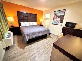 客房内保险箱、办公桌、笔记本电脑工作区、遮光窗帘