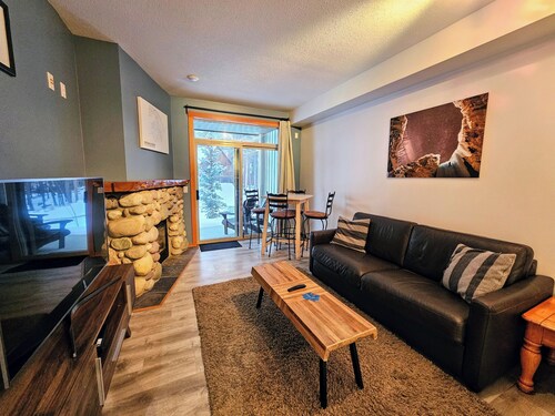 Rare Upper Village Townhouse w/a garage for gear and tuning!