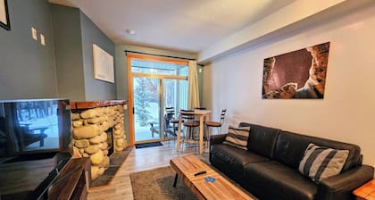 Rare Upper Village Townhouse w/a garage for gear and tuning!