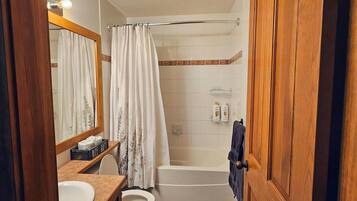 Hiustenkuivaaja, pyyhkeet, saippua, vessapaperi