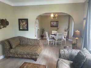 Deluxe House, Patio | Ruang tamu | TV skrin rata 