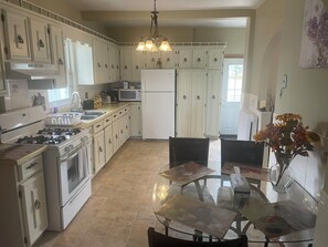 Deluxe House, Patio | Private kitchen | Coffee/tea maker, electric kettle, toaster, spices - Ultra Close to the Falls (Niagara Falls)
