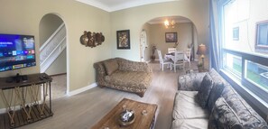 Deluxe House, Patio | Living area | Flat-screen TV - Ultra Close to the Falls (Niagara Falls)