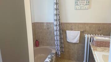 Casa Deluxe, patio | Baño | Tina, amenidades de baño gratuitas, secadora de cabello, toallas