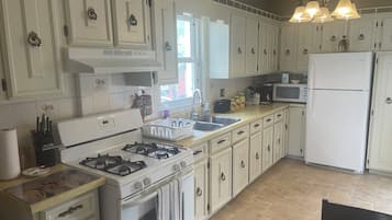 Deluxe House, Patio | Dapur peribadi | Pembancuh kopi/teh, cerek elektrik, pembakar roti, rempah