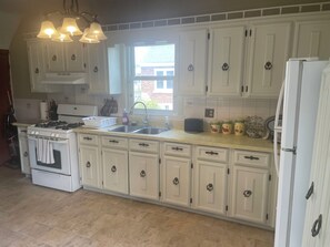 华丽独立别墅, 露台 | 私人厨房 | 茶具/咖啡用具、电热水壶、烤面包机、调味品