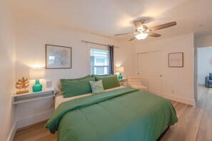 1 bedroom, iron/ironing board, free WiFi, bed sheets - Charming Modern Cottage, Downtown @pinpointstays (Coos Bay)