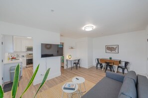 Smart TV - Charming Modern Cottage, Downtown @pinpointstays (Coos Bay)