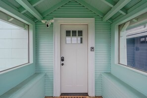 Interior - Charming Modern Cottage, Downtown @pinpointstays (Coos Bay)