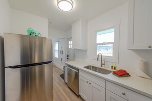 Fridge, microwave, oven, stovetop - Charming Modern Cottage, Downtown @pinpointstays (Coos Bay)