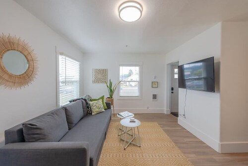 Charming Modern Cottage, Downtown @pinpointstays